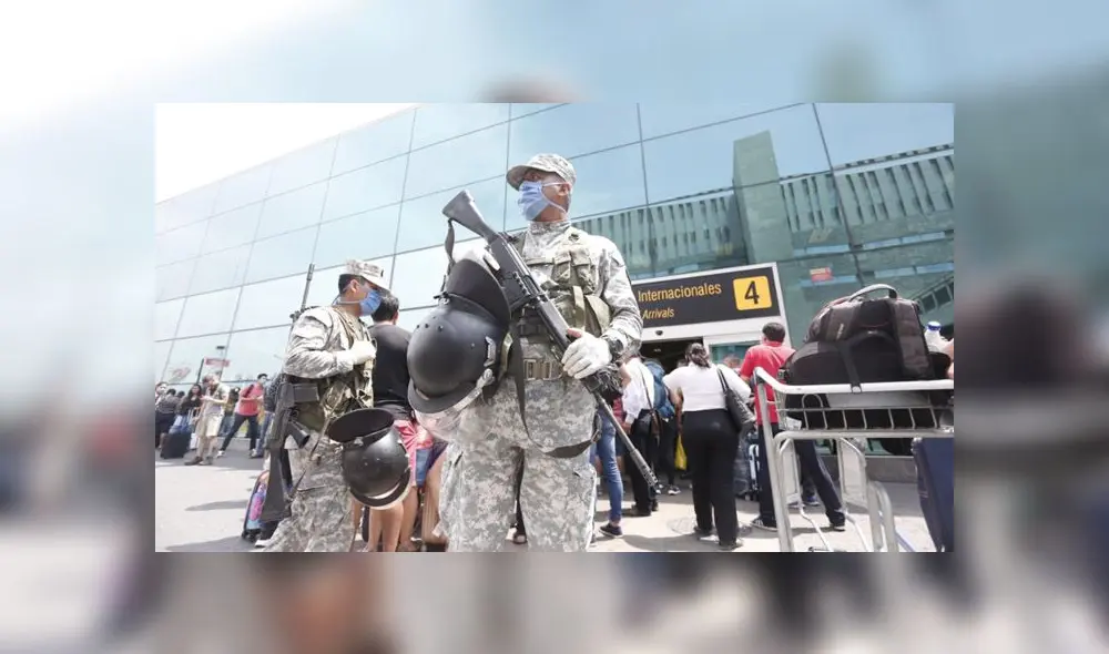 Mientras que algunos pudieron alcanzar boletos para volar antes del cierre de fronteras, otros buscan opciones para alojarse los próximos 15 días. (Foto: Antonio Melgarejo / La República) Mientras que algunos pudieron alcanzar boletos para volar antes del cierre de fronteras, otros buscan opciones para alojarse los próximos 15 días. (Foto: Antonio Melgarejo / La República)
