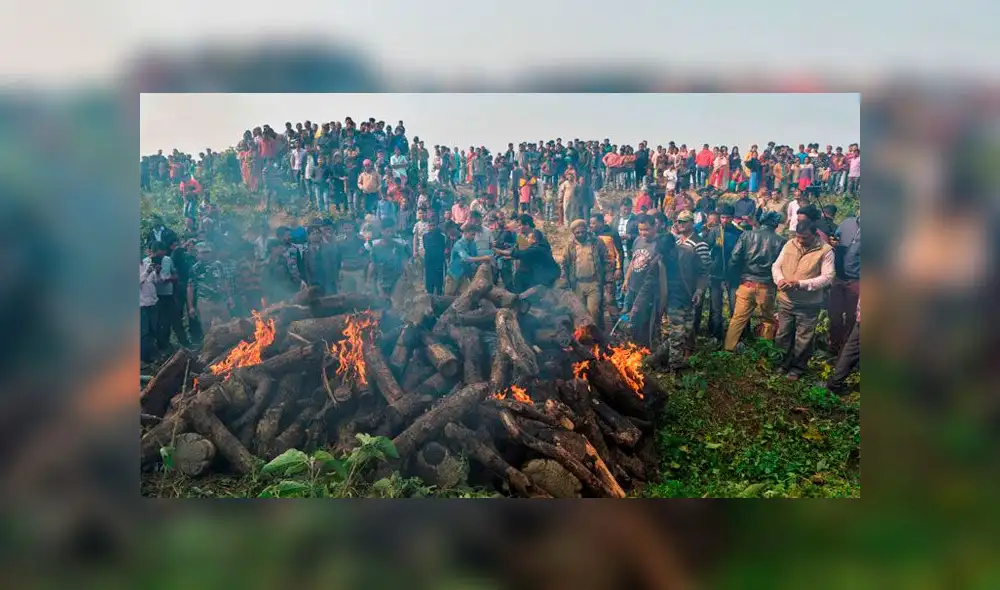 Dos elefantes murieron atropellados por un tren y pasajeros los despiden en un funeral [FOTOS]