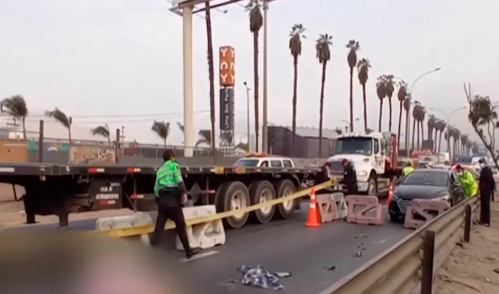 Mujer falleció en medio de la carretera de la Panamericana Sur. Foto: Captura Latina. Mujer falleció en medio de la carretera de la Panamericana Sur. Foto: Captura Latina.