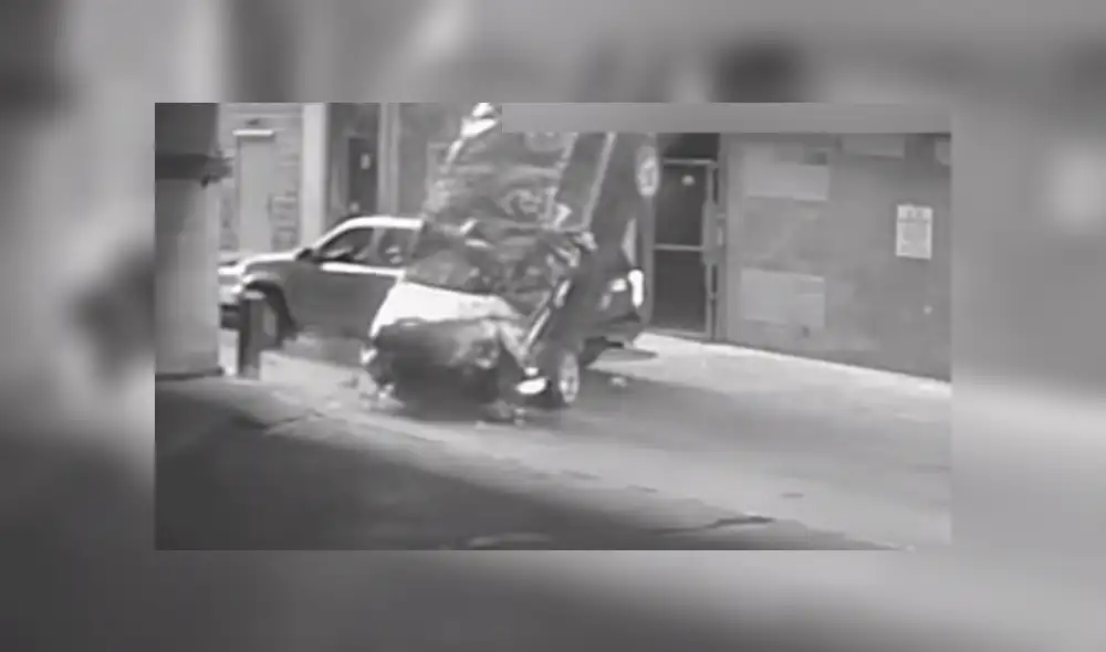 YouTube: Impactante momento en que auto cae desde el séptimo piso de estacionamiento
