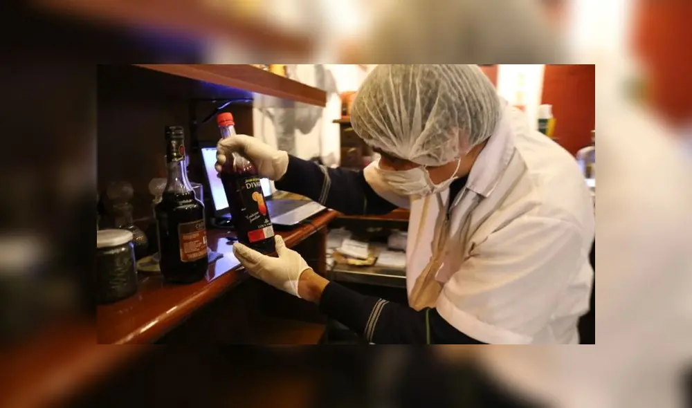 Inspectores del área Sanidad se dieron cuenta que productos no contaban con registro sanitario o estaban vencidos. (Foto: Municipalidad de Lima)