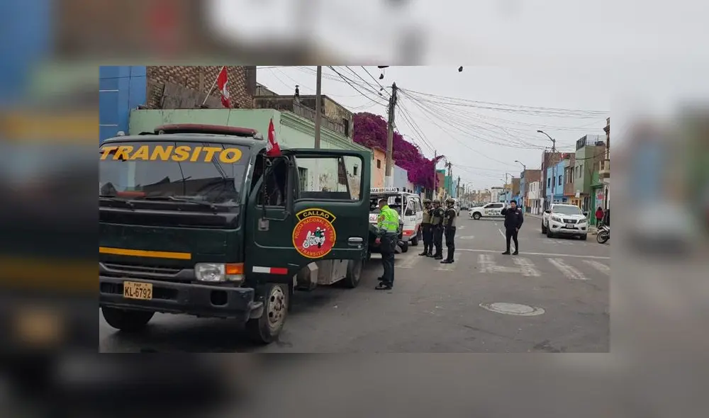 Choque de dos unidades de transporte público en las esquina de los jirones Vigil y California, en el Callao. (Foto: La República) Choque de dos unidades de transporte público en las esquina de los jirones Vigil y California, en el Callao. (Foto: La República)