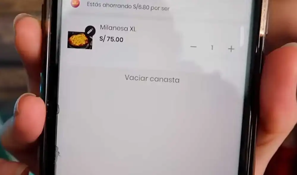 Desliza las imágenes para ver el aspecto que tiene esta costosa milanesa que se vende en un local de Lima. Foto: captura de Youtube/Desbalanceados