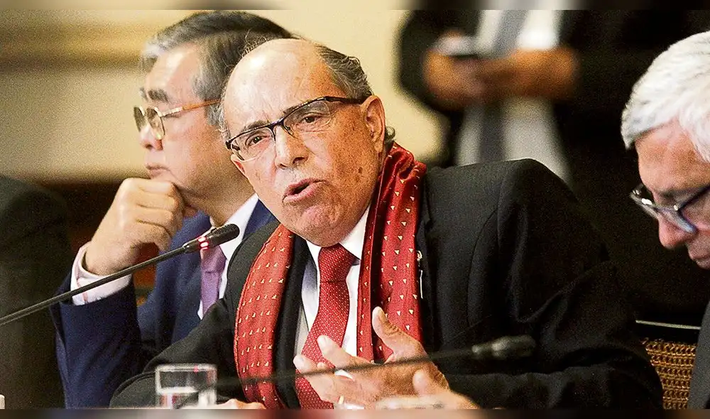 Acuerdan suspensión de Mamani, pero sigue blindaje a Donayre