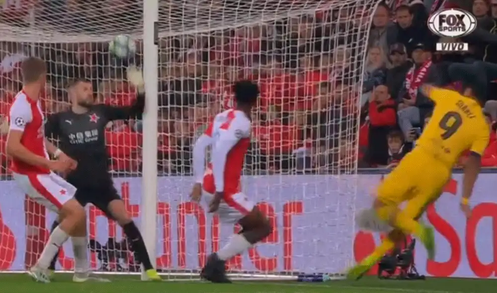 Luis Suárez propició un autogol de Peter Olayinka que permite al FC Barcelona ganar por 2-1 al Slavia Praga. | Foto: Fox Sports Luis Suárez propició un autogol de Peter Olayinka que permite al FC Barcelona ganar por 2-1 al Slavia Praga. | Foto: Fox Sports