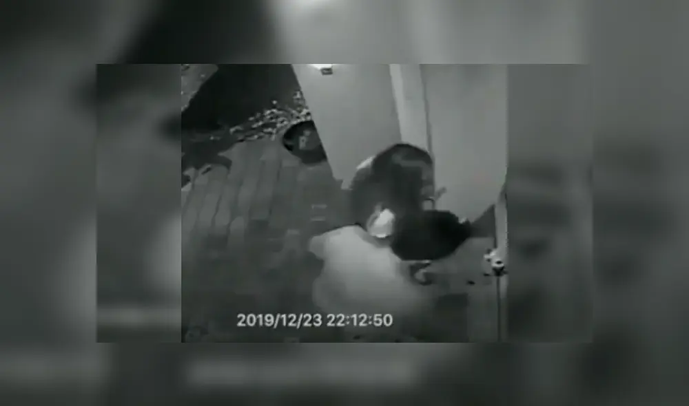 Video es viral en Facebook. El desafortunado joven acompañó a su novia hasta su casa sin imaginar la intempestiva bienvenida que le daría el can al verlo entrar al lado de su dueña Video es viral en Facebook. El desafortunado joven acompañó a su novia hasta su casa sin imaginar la intempestiva bienvenida que le daría el can al verlo entrar al lado de su dueña