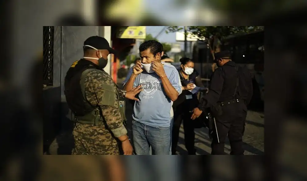 Agentes policiales mantienen un punto de control para personas que deban desplazarse por el centro de San Salvador. Foto: EFE Agentes policiales mantienen un punto de control para personas que deban desplazarse por el centro de San Salvador. Foto: EFE
