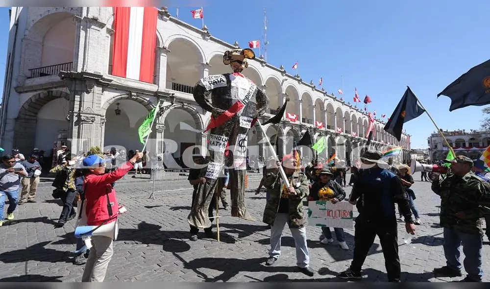 Manifestantes cargaron un muñeco de Vizcarra con duros calificativos.