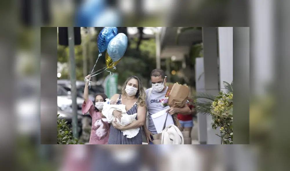 Rusia con su esposo Ednaldo Goes y sus dos menores hijas, saliendo del hospital en Río de Janeiro, Brasil. | Foto: Ricardo Moraes / Reuters. Rusia con su esposo Ednaldo Goes y sus dos menores hijas, saliendo del hospital en Río de Janeiro, Brasil. | Foto: Ricardo Moraes / Reuters.