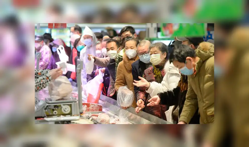Personas usan máscaras protectoras para comprar en un supermercado en Wuhan, el epicentro del brote de un nuevo coronavirus. Foto: AFP. Personas usan máscaras protectoras para comprar en un supermercado en Wuhan, el epicentro del brote de un nuevo coronavirus. Foto: AFP.