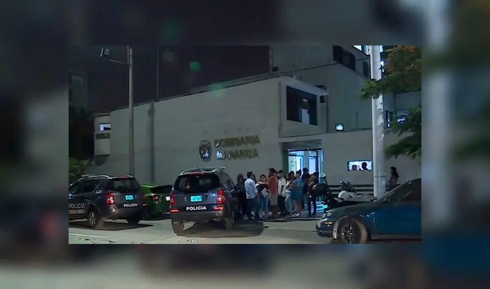 Jóvenes realizaron denuncia en comisaría de San Miguel y se logró intervenir a dos mujeres. (Foto: Captura de video / América Noticias) Jóvenes realizaron denuncia en comisaría de San Miguel y se logró intervenir a dos mujeres. (Foto: Captura de video / América Noticias)