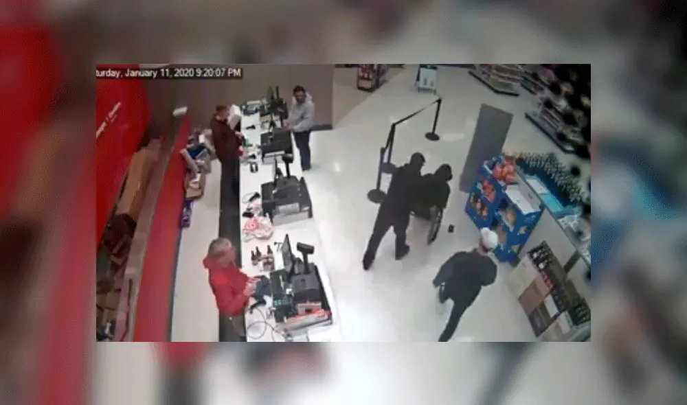 Persona con discapacidad es arrojada de su silla de ruedas en supermercado Persona con discapacidad es arrojada de su silla de ruedas en supermercado