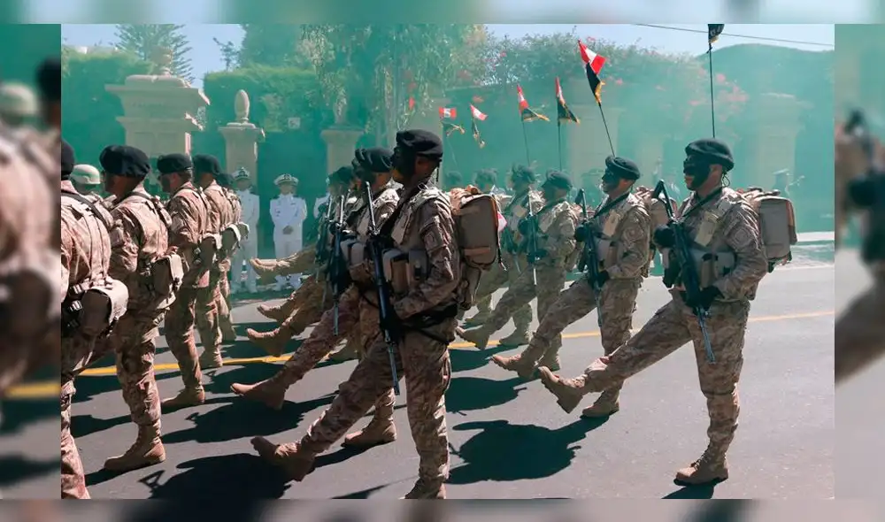 En Arequipa, militares desfilan entonando en alto emotivo vals peruano [VIDEO]