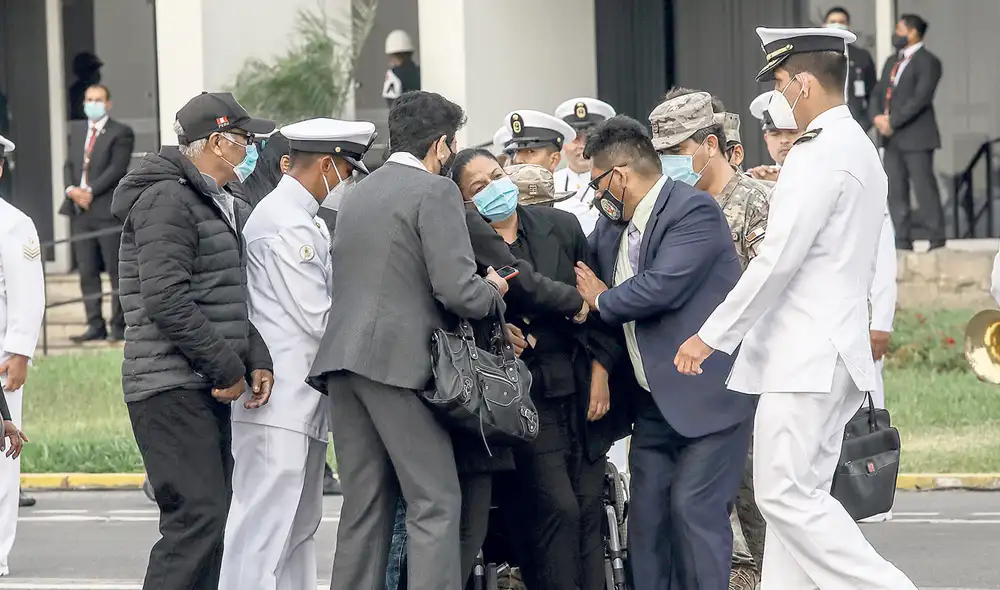 Familiares del oficial de Mar Segundo (OM2) de la Infantería de Marina, Gustavo Manuel Valladares Neyra, no pueden contra tanto dolor. Foto: Aldair Mejí/La República