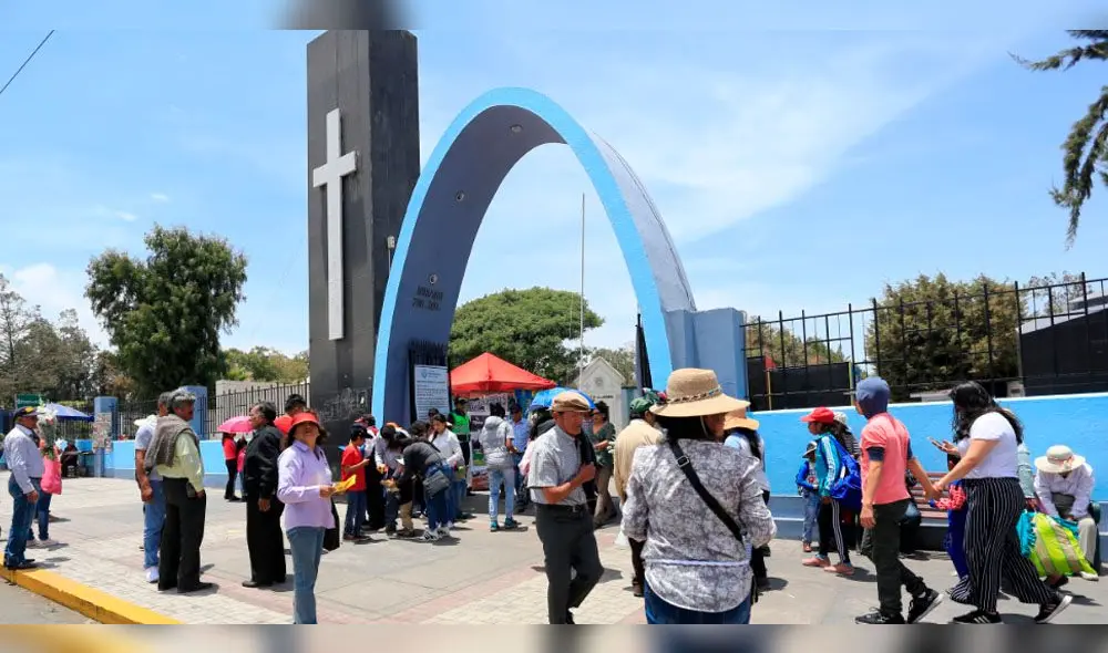 Música y oración en el Día de Todos los Santos en Arequipa. Fotógrafo: Oswald Charca. Música y oración en el Día de Todos los Santos en Arequipa. Fotógrafo: Oswald Charca.