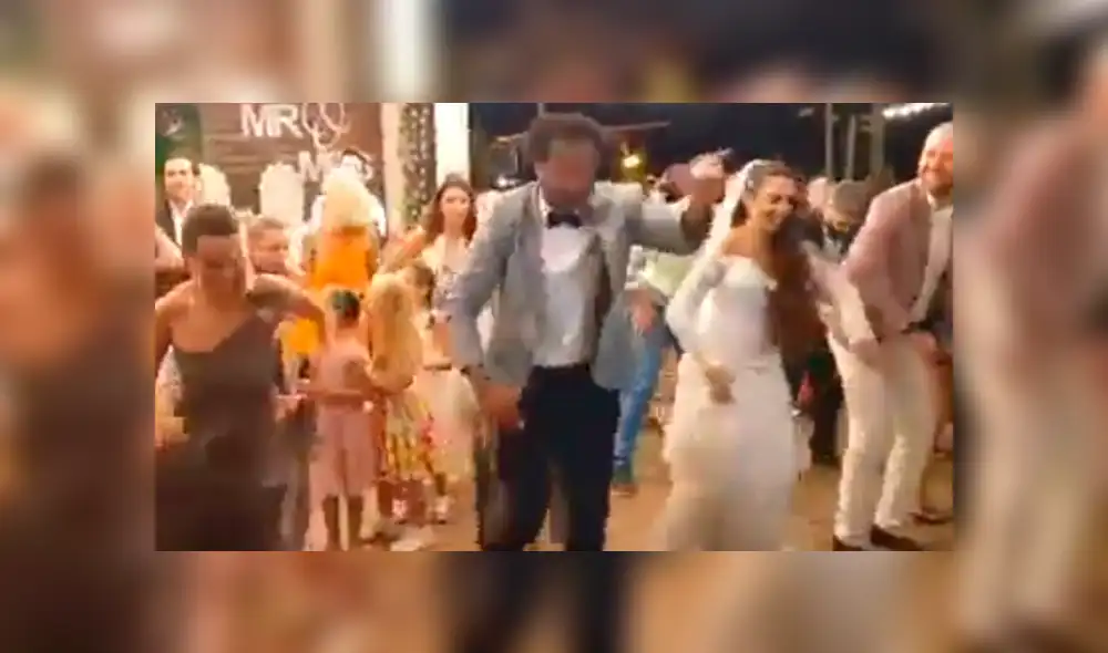 En YouTube, un recién casado destacó con sus movimientos a ritmo de salsa y quería que sus invitados lo imiten.