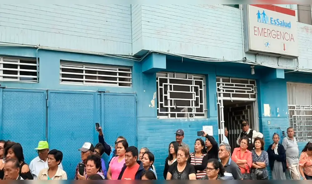 Pobladores exigen en los exteriores de hospital de Essalud. Pobladores exigen en los exteriores de hospital de Essalud.