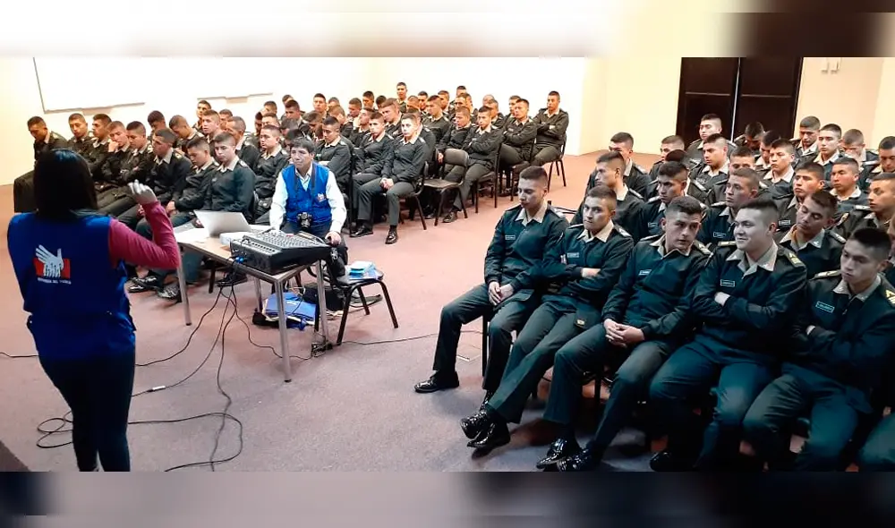 Efectivos policiales suman al trabajo de recibir denuncias de víctimas. Efectivos policiales suman al trabajo de recibir denuncias de víctimas.