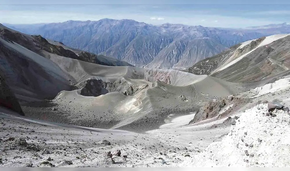Cráter. El IGP asegura que el volcán presenta apenas cinco movimientos sísmicos al día y, de vez en cuando, algunas fumarolas. Está prácticamente dormido.