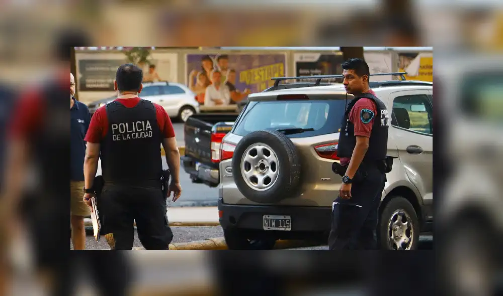 La Policía detuvo al hombre que manejaba su vehículo en plena cuarentena obligatoria y recibieron la inusual respuesta. (Foto: referencial)