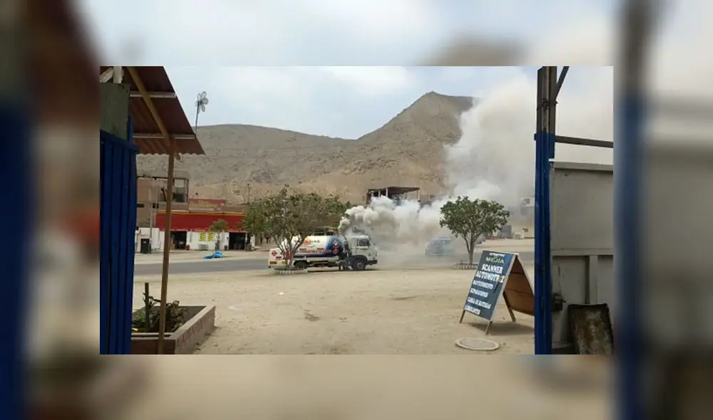 Al parecer una falla técnica produjo la salida del humo del motor de vehículo. Bomberos y policías controlaron la situación. (Foto: Difusión) Al parecer una falla técnica produjo la salida del humo del motor de vehículo. Bomberos y policías controlaron la situación. (Foto: Difusión)