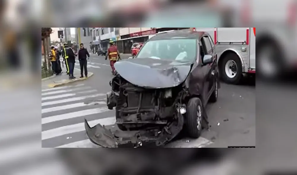 Al lugar, llegaron dos unidades de los bomberos para atender a los afectados. Al lugar, llegaron dos unidades de los bomberos para atender a los afectados.
