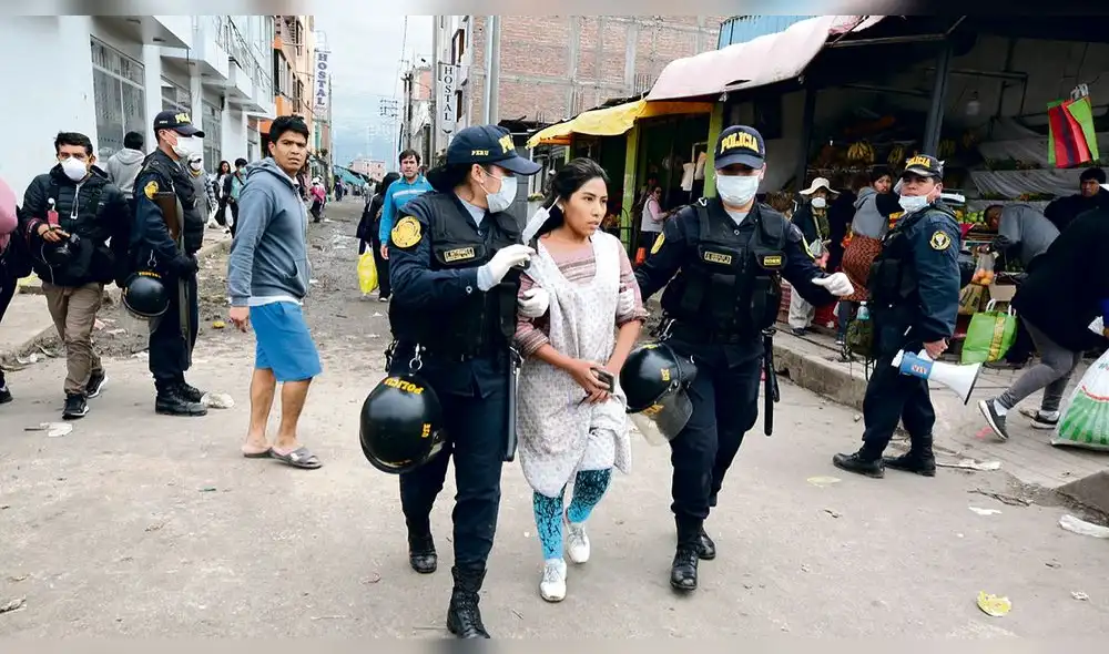detenida. Mujer fue detenida en plataforma Andrés Avelino Cáceres de Arequipa.
