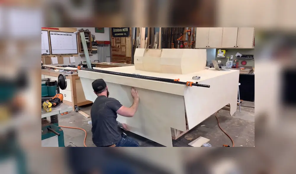 Un joven decidió utilizar su viejo cortador de césped para realizar un divertido tanque que arroja papas. Un joven decidió utilizar su viejo cortador de césped para realizar un divertido tanque que arroja papas.