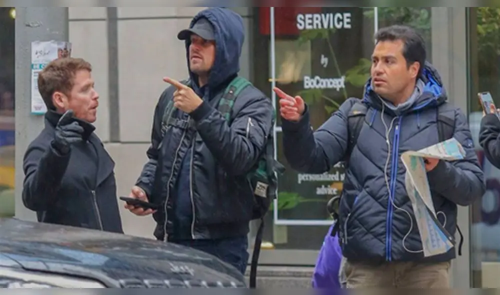Leonardo Dicaprio hace señas con las manos para guiar al turista. Foto: The Grosby Group