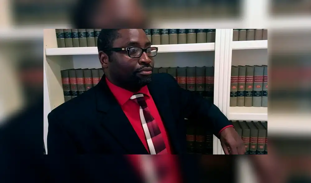 Sauntore Thomas, de 44 años, intentaba cobrar un cheque y depositar dos. Fuente: AP. Sauntore Thomas, de 44 años, intentaba cobrar un cheque y depositar dos. Fuente: AP.