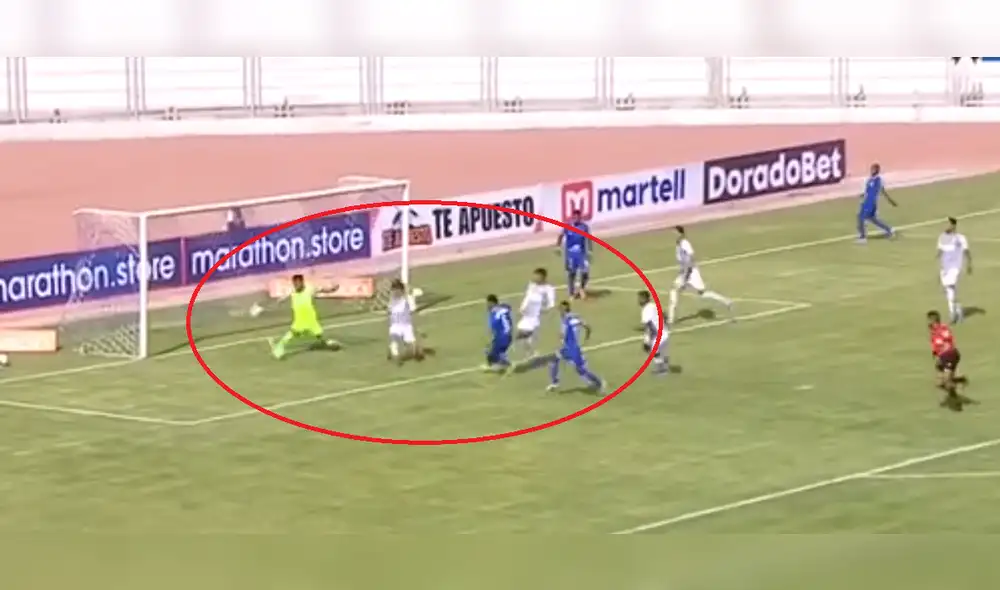 El portero tuvo esta espectacular reacción poco después de iniciado el duelo.