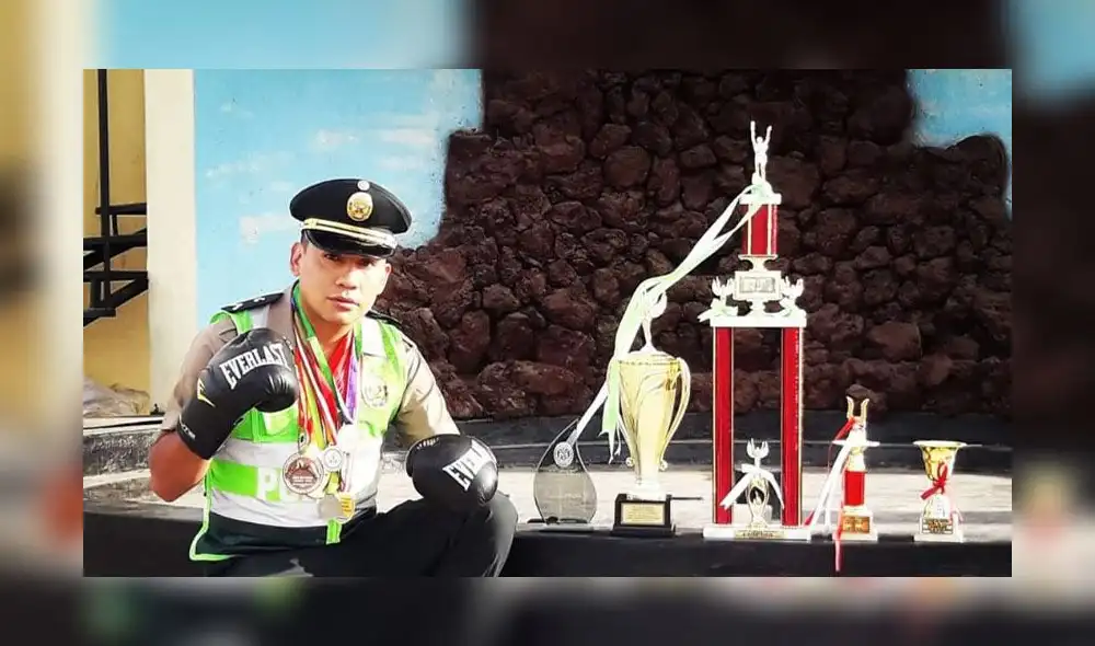Christian Ticona orgulloso con su uniforme de policía y sus trofeos ganados boxeando Christian Ticona orgulloso con su uniforme de policía y sus trofeos ganados boxeando