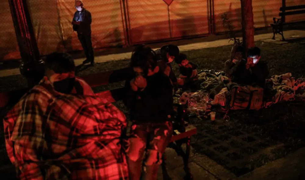 Los niños también tuvieron que esperar en la calle. (Foto: Aldair Mejía) Los niños también tuvieron que esperar en la calle. (Foto: Aldair Mejía)