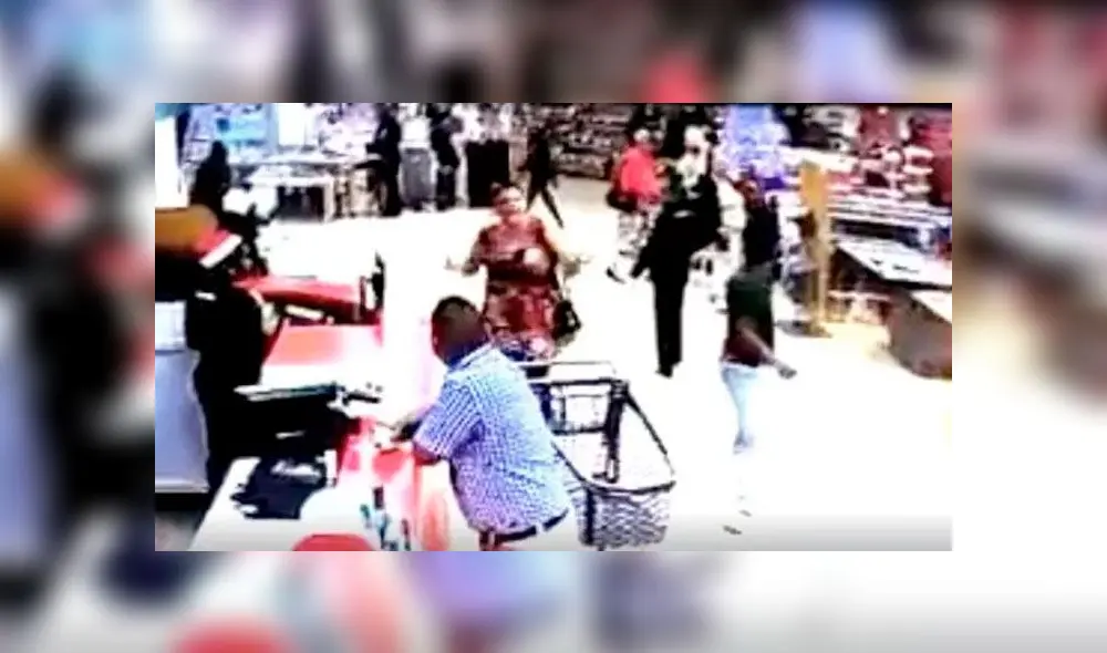 Aterrador momento en que hombre secuestra a niño de 2 años en presencia de su abuela distraída [VIDEO]