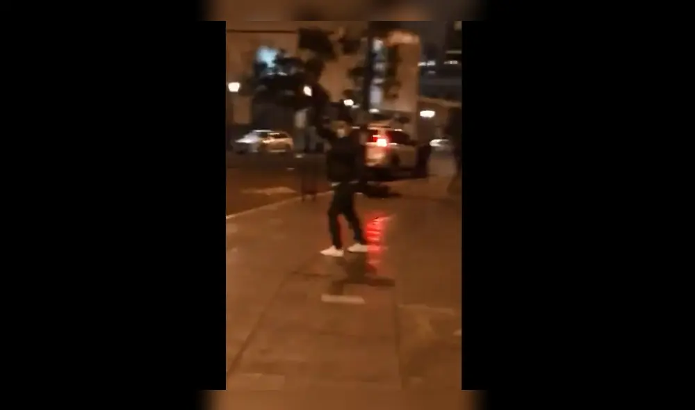 Un usuari grabó el preciso momento en que el sujeto saca el arma y da un disparo al aire. Foto: Twitter Tom_QM