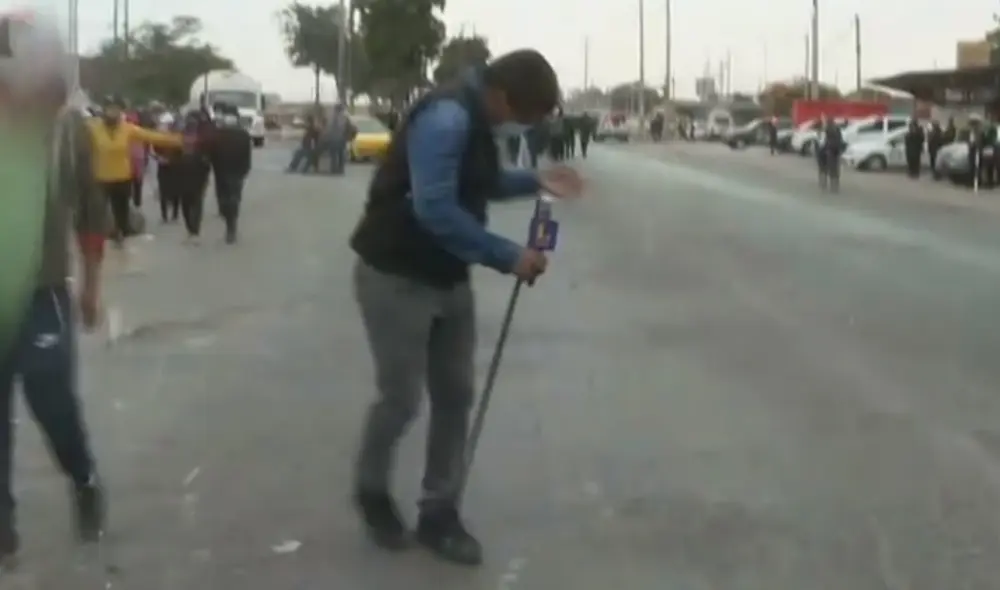 El reportero de Latina se disponía a iniciar su labor cuando recibió el acto de agresión. Foto: Captura de Latina.