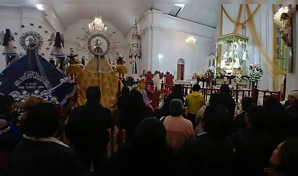 Fe. Devotos y bailarines acudieron con sus bandas de músicos para escuchar misas en templo. Fe. Devotos y bailarines acudieron con sus bandas de músicos para escuchar misas en templo.