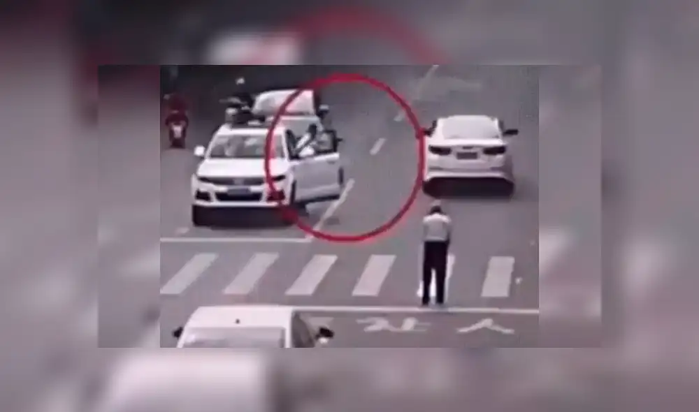 Vía YouTube. Cámaras de seguridad captaron la inusual escena en una transitada vía