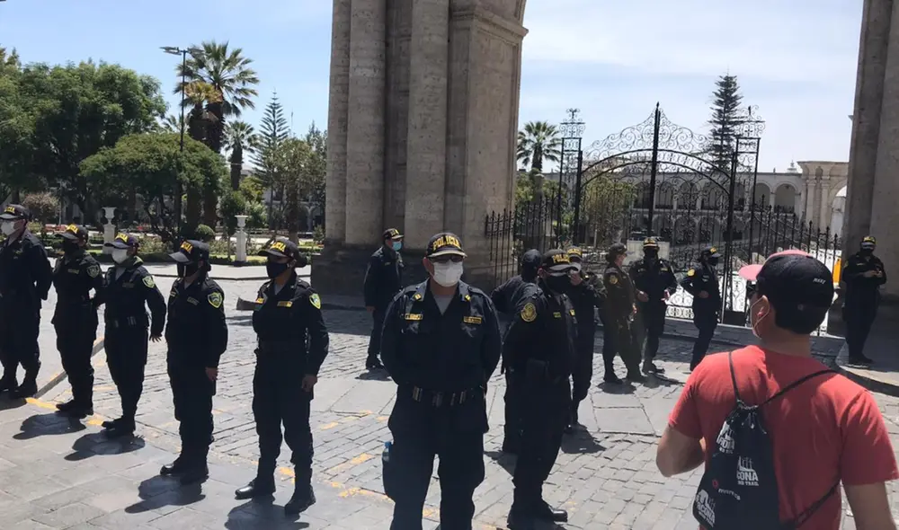 Policía no permite el paso de transeúntes. Foto: Oswald Charca/ La República Policía no permite el paso de transeúntes. Foto: Oswald Charca/ La República