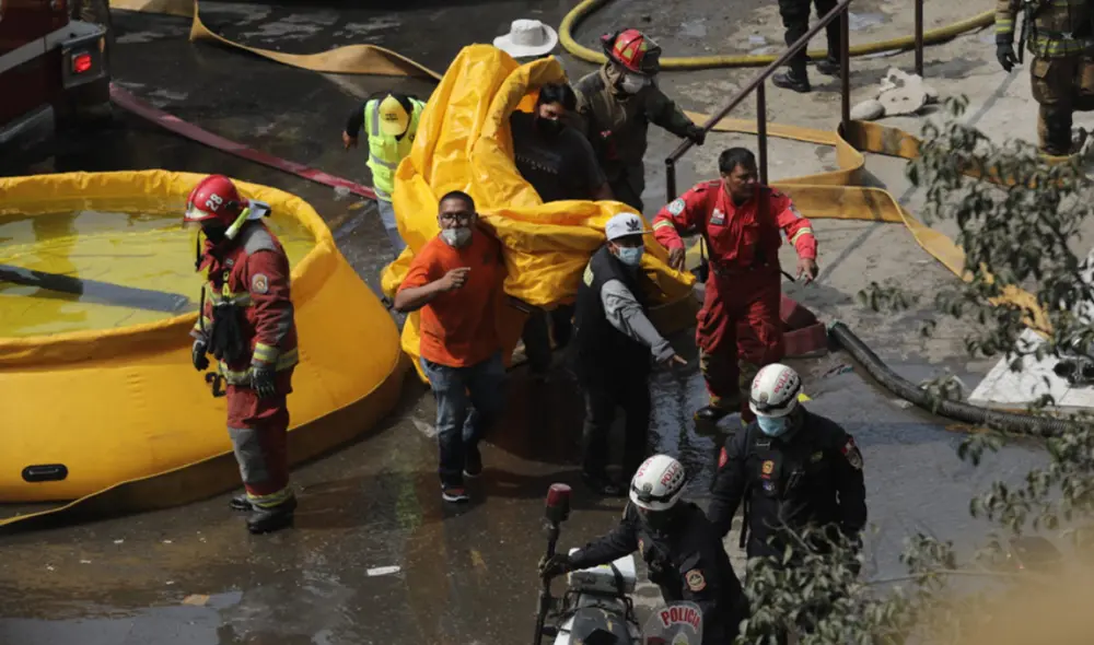 Comerciantes llegaron al mercado y se enfrentaron con la Policía para ingresar y recuperar parte de sus pertenencias. Foto: Jorge Cerdán / La República Comerciantes llegaron al mercado y se enfrentaron con la Policía para ingresar y recuperar parte de sus pertenencias. Foto: Jorge Cerdán / La República