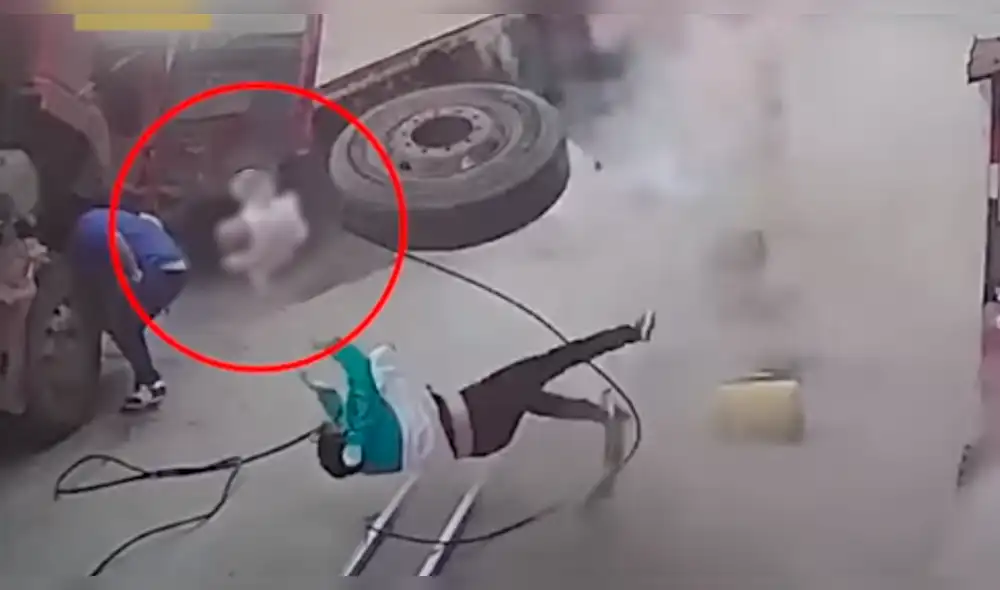 YouTube: bebé sale volando tras explosión de una llanta [VIDEO]