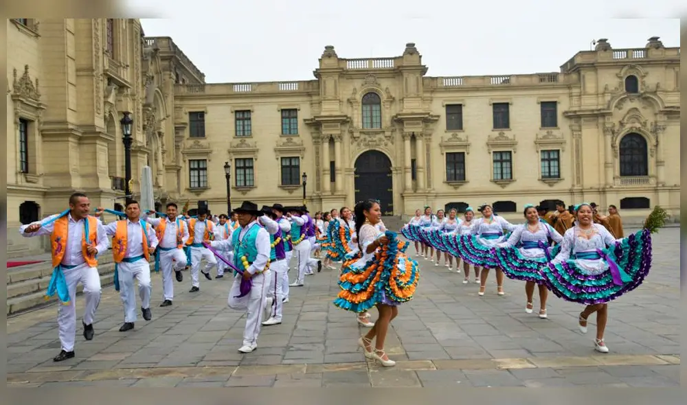 Comitiva de la ciudad de Tacna llegó a Palacio de Gobierno para presentar programa de festejos. Comitiva de la ciudad de Tacna llegó a Palacio de Gobierno para presentar programa de festejos.