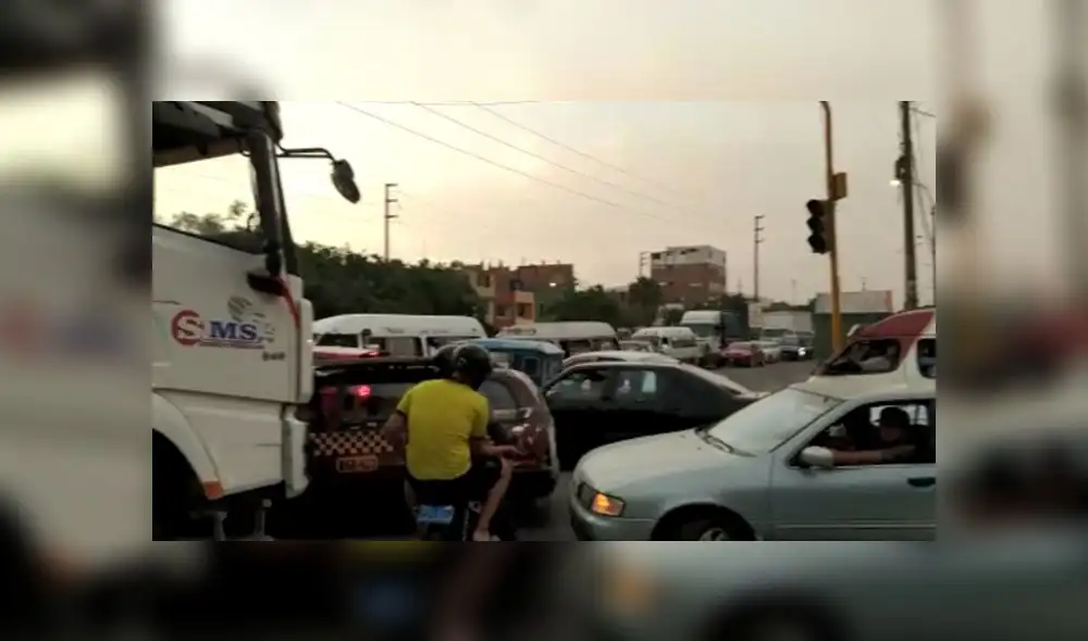 #YoDenuncio: falta de energía eléctrica en semáforo genera congestión vehicular #YoDenuncio: falta de energía eléctrica en semáforo genera congestión vehicular