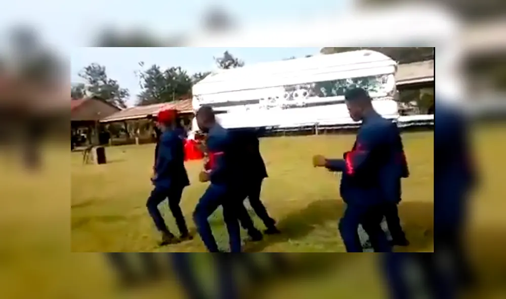 YouTube viral: hombres danzan con ataúd en hombros y un descuido hace que el cadáver caiga [VIDEO]