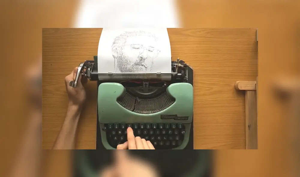 Vía YouTube. Un joven utiliza una máquina de escribir para realizar estos sorprendentes dibujos. Vía YouTube. Un joven utiliza una máquina de escribir para realizar estos sorprendentes dibujos.