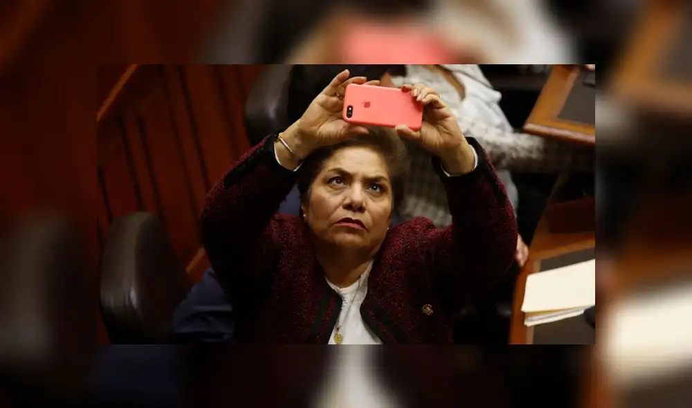 En medio de escándalo de audios, Congreso condecora a Salgado [FOTO]