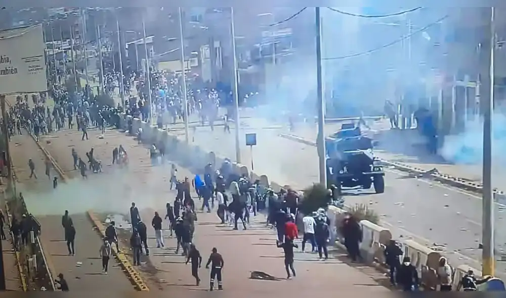 Puno. Unidad de la Policía fue incendiada durante enfrentamientos en Juliaca. Foto: Cortesía captura video