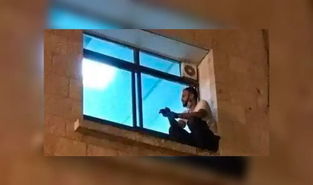 Jihad Al-Suwaiti, de 30 años, es el protagonista de esta tierna historia de amor y lealtad hacía su madre. Foto: Difusión Jihad Al-Suwaiti, de 30 años, es el protagonista de esta tierna historia de amor y lealtad hacía su madre. Foto: Difusión