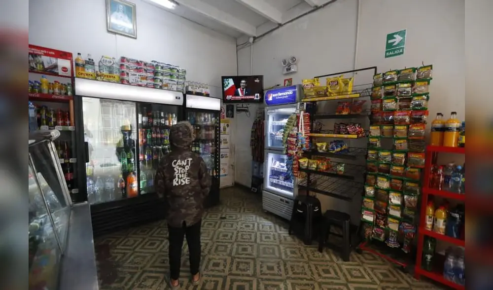 Mensaje a la nación escuchado por un niño desde una bodega. Foto: Presidencia.