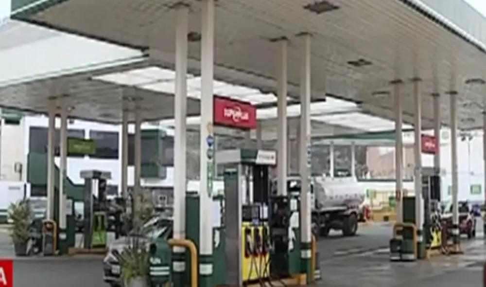 El gerente del grifo, Fidel Mamani, pateó la motocicleta del joven al pedir el libro de reclamaciones. Créditos: Panamericana.